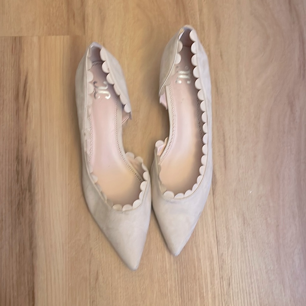 Beige kitten heel pump